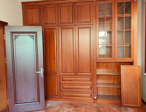 宝塔中式家庭装修里定制的实木衣柜效果图